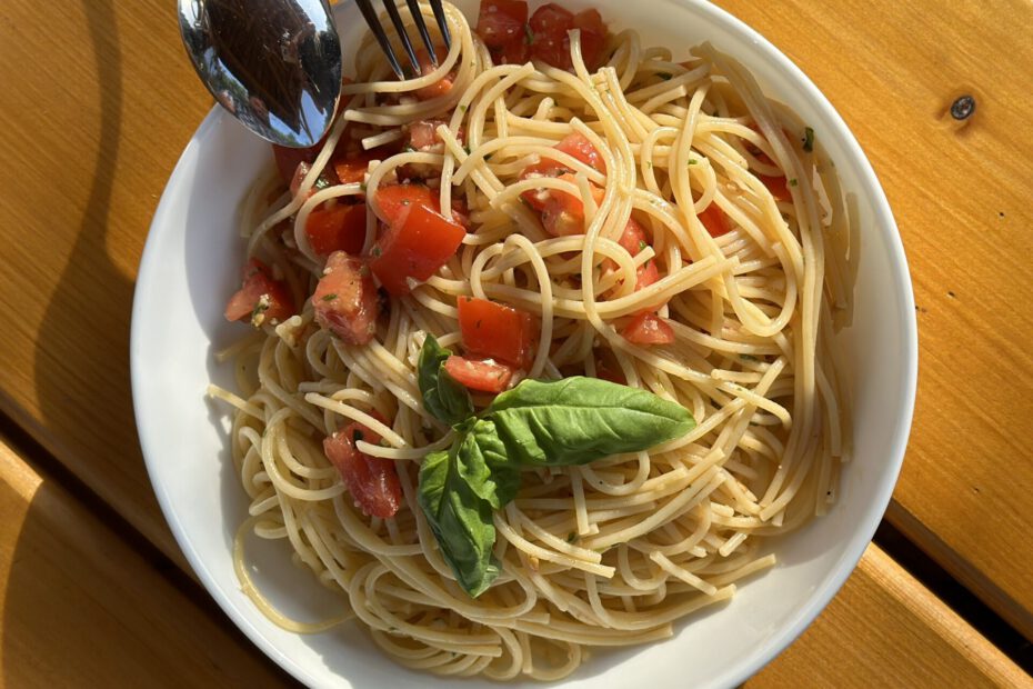 Kochen Backen im Van Omnia Vanlife vegan Spaghetti Spaghetti aglio olio